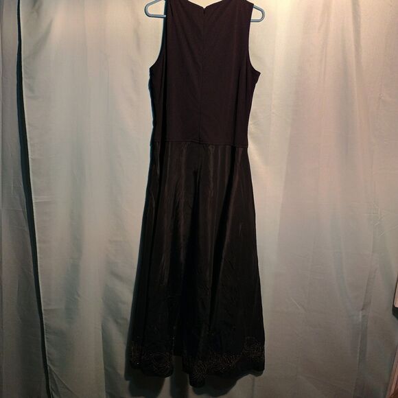 Elegant Black Sleeveless Midi Dress with Bronze Beaded Embroidery - Picture 5 of 5